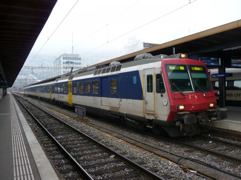 SBB - Regio nach Olten mit dem Triebwagen RBDe 4/4 560 018-4 im Bahnhof von Biel am 13.12.2008