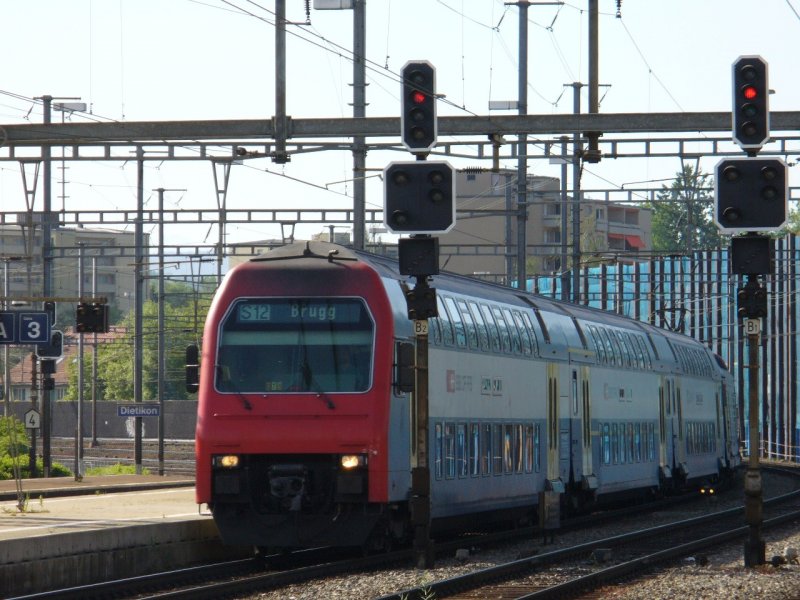SBB - S-Bahn Doppelstock Pendel bei der Einfahrt in den Bahnhof von Dietikokn am 10.05.2007