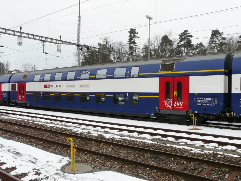 SBB - S-Bahn Zrich Perseonenwagen 1+2 Kl. AB 50 85 36-33 029-5 im Bahnhofsareal von Blach am 20.02.2009