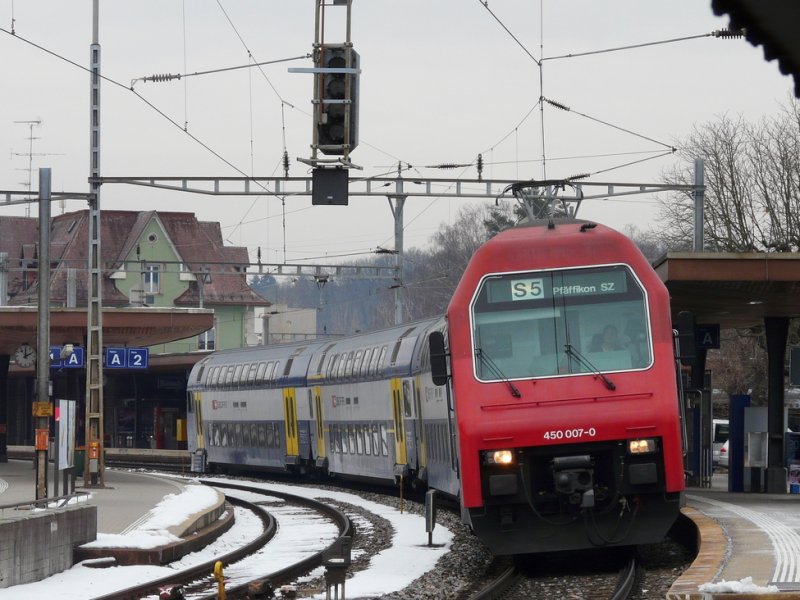 SBB - S-Bahn Zrich S 5 mit Lok 450 007-0 im Bahnhof von Blach am 20.02.2009