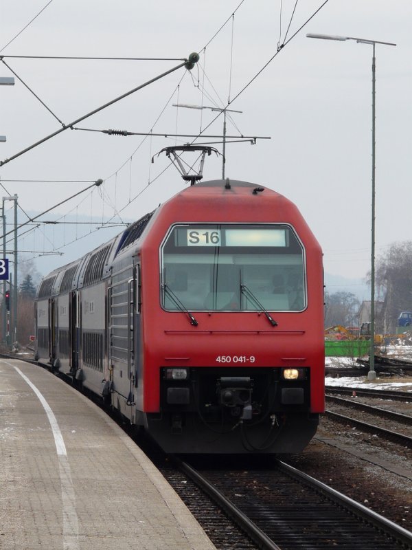 SBB - S-Bahn Zrich S 16 mit Lok 450 041-9 im Bahnhof von Thayngen am 20.02.2009