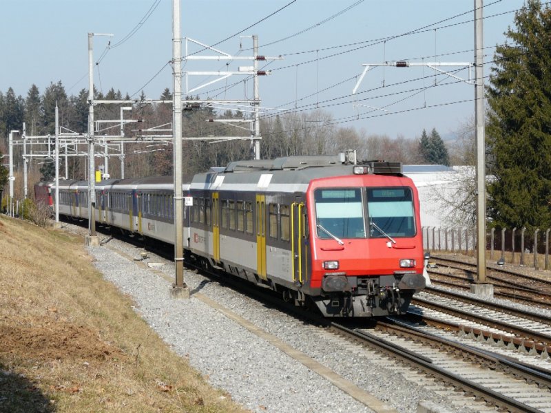 SBB - SBB Regio mit einem Steuerwagen Bt und drei 2 Kl. Personenwagen und ein 1/2 Kl Personenwagen sowie einer Re 4/4 unterwegs nach Olten bei Sursee am 17.02.2008