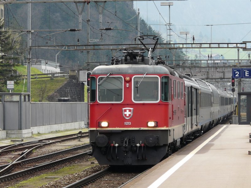 SBB - Schnellzug aus dem Tessin mit der Re 4/4 11213 bei der einfahrt im  den Bahnhof von Erstfeld am 08.04.2009