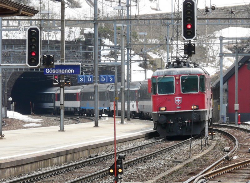 SBB - Schnellzug aus dem Tessin beim verlassen des Gotthardtunnels mit der Re 4/4 11164 bei der einfahrt in den Bahnhof von Gschenen am 08.04.2009