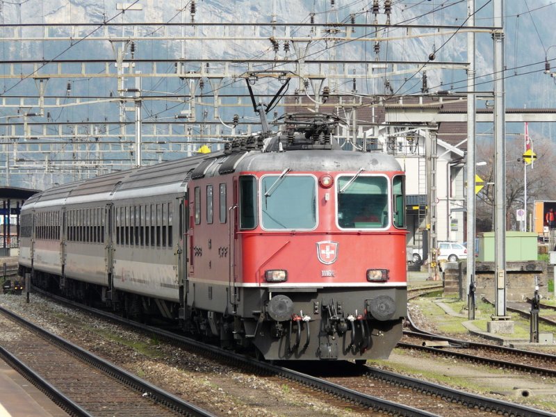 SBB - Schnellzug ins Tessin mit der Re 4/4 11164 im Bahnhof von Erstfeld am 08.04.2009