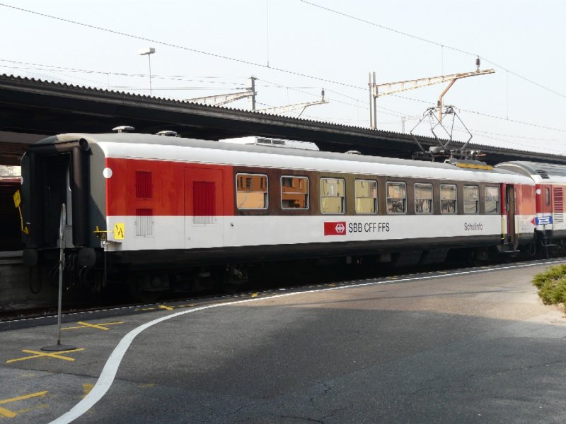 SBB - Schulinfowagen X 50 85 99-33 821-7 in Chiasso am 23.02.2008