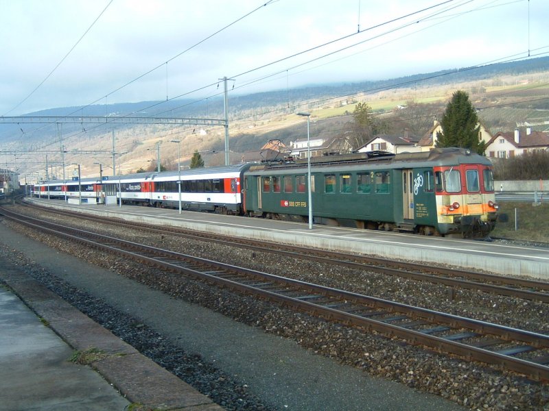 SBB Schulzug mit RBe 4/4 2004 in Le Landeron.