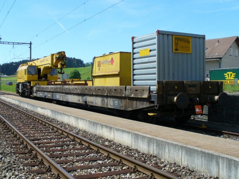 SBB - Schutzwagen Vs 80 85 97 06 403-5 mit Baukran VTmaas 80 85 95 81 401-7 .. Foto vom 10.05.2007