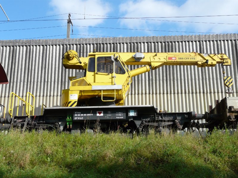 SBB - Selbstfahrender Baudienstkran XTms 40 85 95 85 585-4 im Bahnhofsareal von Biel/Bienne am 19.10.2007