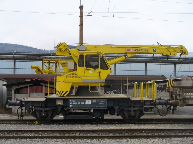 SBB - Selbstfahrendr Baudienstkran XTms 40 85 95 80 050-4 abgestellt im SBB Gterbahnhof von Biel / Bienne am 13.01.2008