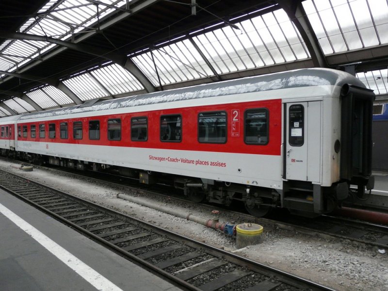 SBB - Sitzwagen 2 Kl.( mit DB Logo aber Schweizer Bertiebsnummer ) Bpm 61 85 09-90 507-0 im Hauptbahnhof von Zrich am 06.05.2009
