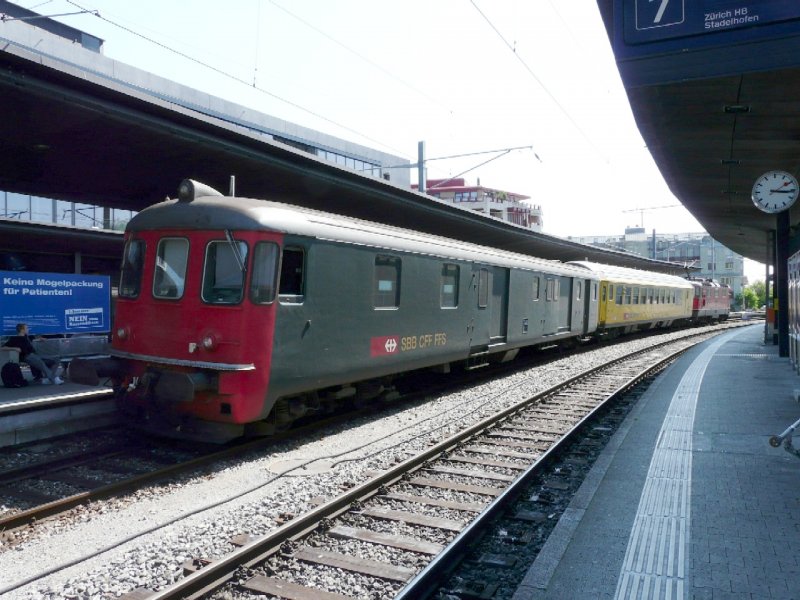 SBB - Steuerwagen Dt mit Messwagen   TELECOM   und Re 4/4 11140 im Bahnhof von Zug am 08.05.2008