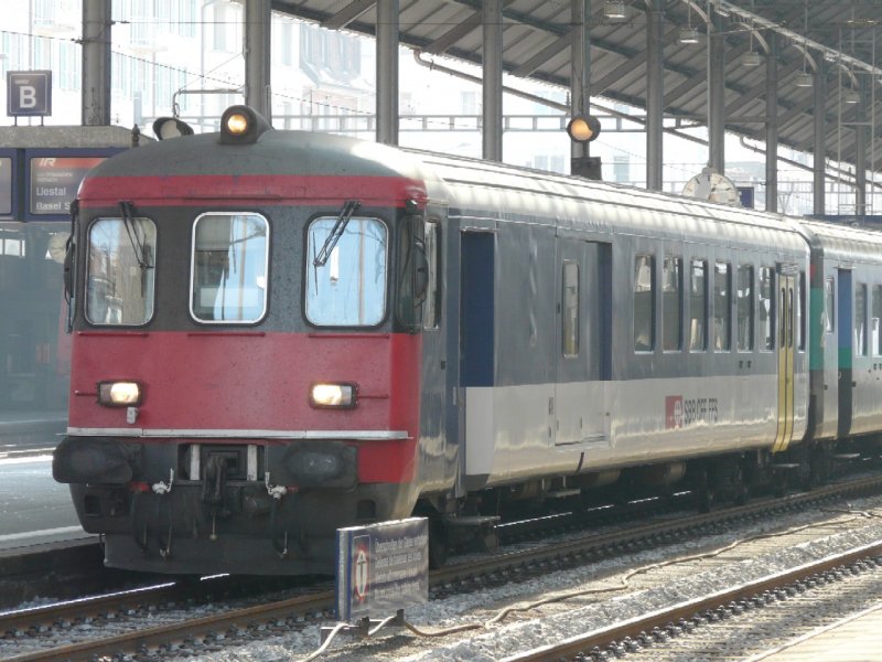 SBB - Steuerwagen mit 2 Kl. Personen und Gepckabteil BDt 50 85 82-34 900-9 vor einem IR von Bern nach Basel via Olten am 24.02.2008 in der Bahnhofshalle von Olten