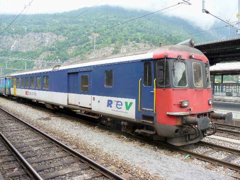 SBB - Steuerwagen mit Gepckabteil und ReV Beschriftung 
BDt 50 85 82-33 911-7 in Brig am 01.09.2008