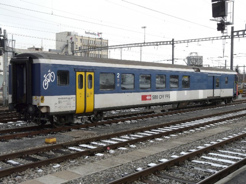 SBB - Steuerwagen mit Gep�ckabteil BDt 50 85 82-33 919-0 im Bahnhof von Biel/Bienne am 12.12.2008