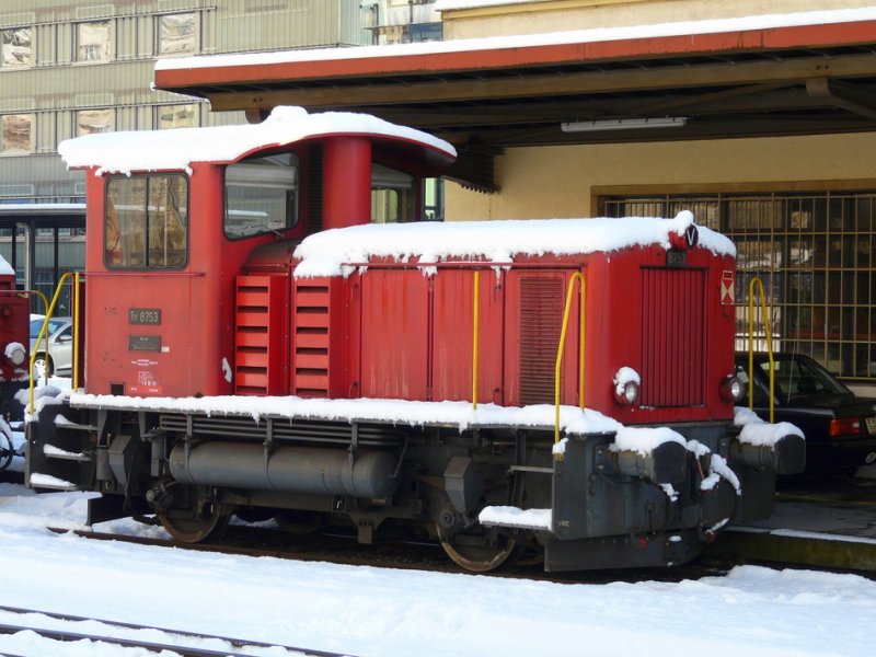 SBB - Tm 2/2 8753 abgestellt im Bahnhof von Neuchatel am 01.01.2009