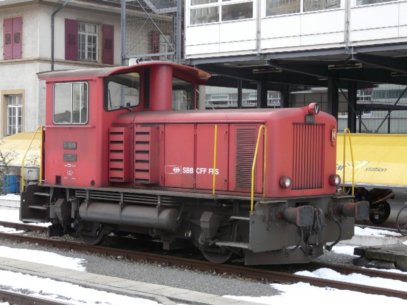 SBB - Tm 2/2 9651 im Bahnhof von Neuchtel am 24.03.2008