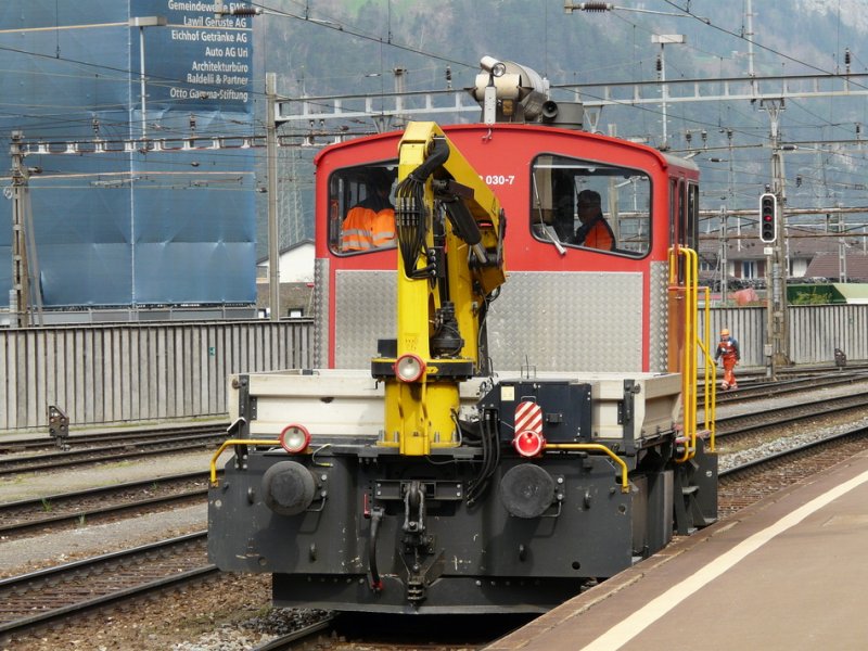 SBB - Tm 232 030-7 bei der Durchfahrt im Bahnhof von Erstfeld am 08.04.2009