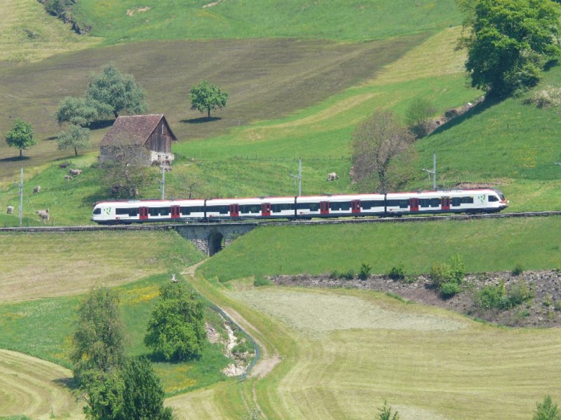 SBB - Triebwagen Typ 523 unterwegs zwischen Arth-Goldau und Zug am 08.05.2008 .. Bild wurde vom Zugersee vom Motorschiff Zug aus aufgenommen