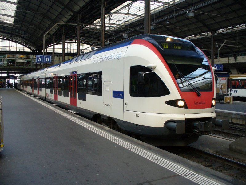 SBB - Triebzug  RABe 523 001-6 im Bahnhof von Luzern am 18.11.2007