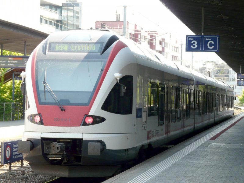 SBB - Triebzug RABe 523 012-3 im Bahnhof von Zug am 08.05.2008