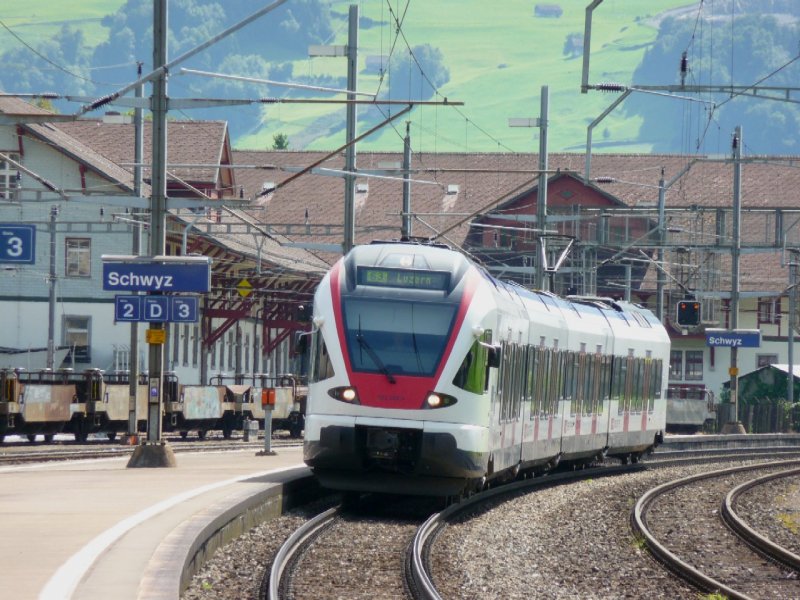SBB - Triebzug RABe 523 002-4 bei der einfahrt in den Bahnhof von Schwyz am 08.09.2008