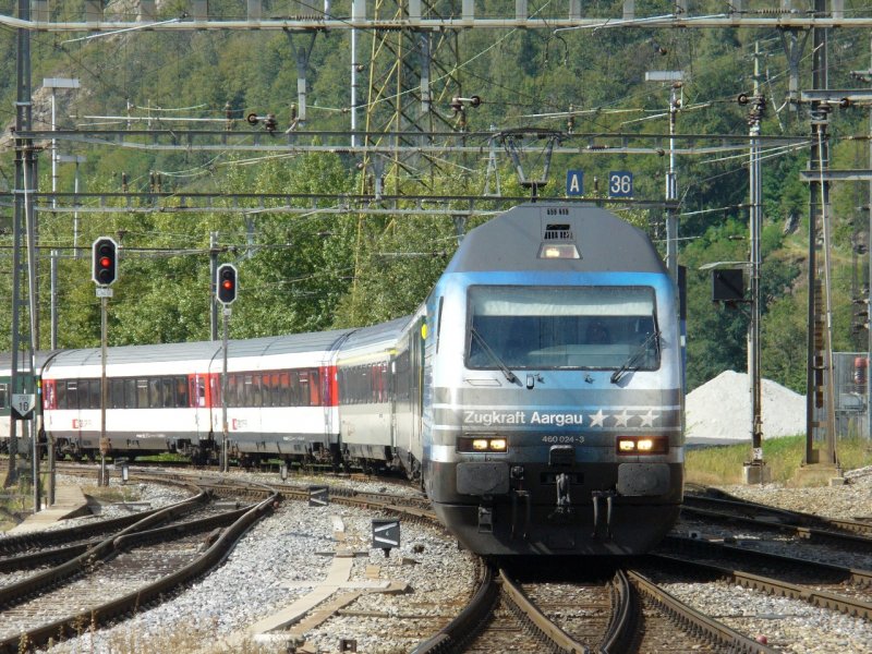 SBB - Werbelok 460 024-3 Zugkraft Aargau bei der einfahrt in den Bahnhof von Brig am 20.09.2007