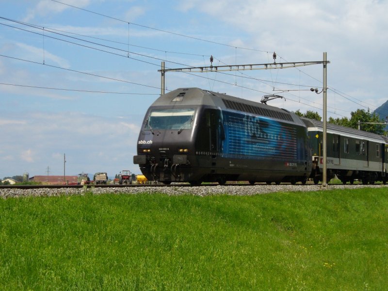SBB - Werbelok 460 061-6 mit Schnellzug unterwegs nach Brig kurz nach dem Bahnhof von Aigle am 29.07.2007