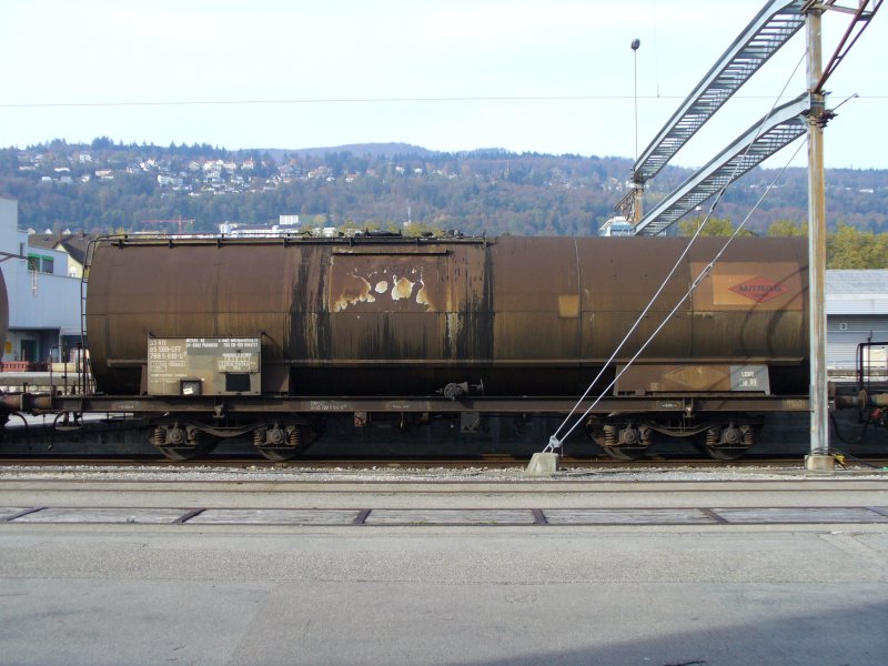 SBB - Zisternenwagen Zas 33 85 788 5 610-0 im SBB Gterbahnhof in Biel - Bienne am 05.11.2006
