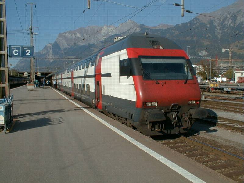 SBB,IC 2000  Dosto  Basel-Chur am 19.10.01 in Landquart/GR
(Steuerwagen vorne,Lok hinten)