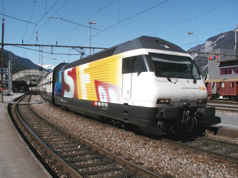 SBB,Lok Re 460  Schweizer Fernsehen  (SF DRS)mit Dosto-Zug nach 
Basel,am 04.05.03 in Chur