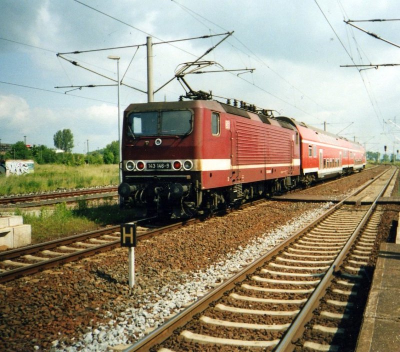 Scan aus dem Jahre 2002: eine 143 in DR-Lakierung schiebt ihren Zug Richtung Sangerhausen auf der KBS 595