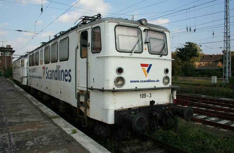 Scandline 109-3 (DR 109 073) und 109-1(DR 109 084) am 28.9.2008 in Berlin Lichtenberg. Die 109-2 war auch vor Ort, hatte aber jede Menge Beschmierungen.
