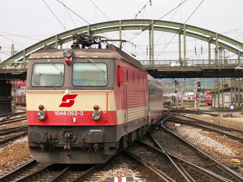 Schachbrett 1044 092 fhrt am 12.6.2007 an der Spitze des IC 847 in Wien West ein