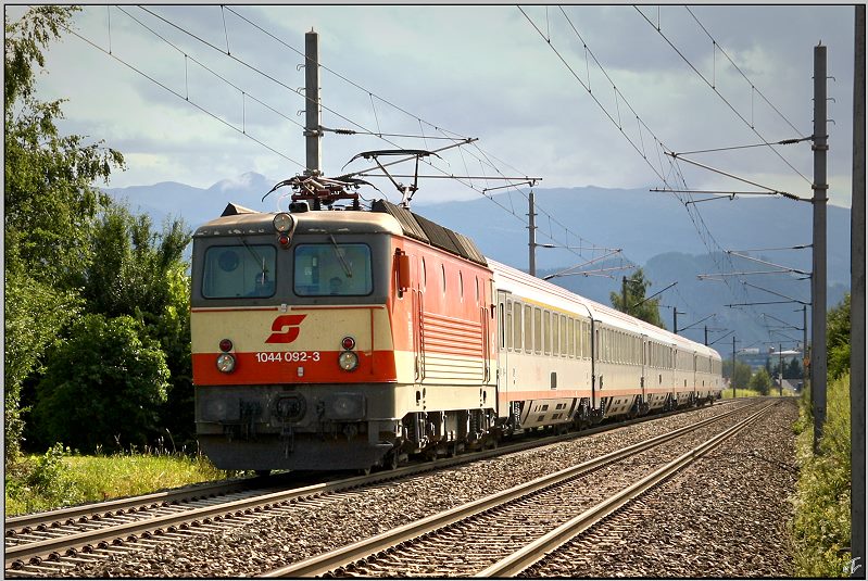Schachbrett 1044 092 fhrt mit IC 630  Caritas Kinderpatenschaften  von Villach nach Wien Sd.
Zeltweg 20.07.2009