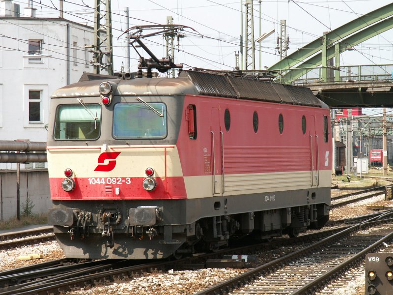 Schachbrett 1044 092 kurz vor der Einfahrt in die Traktion Wien West, 12.6.2007