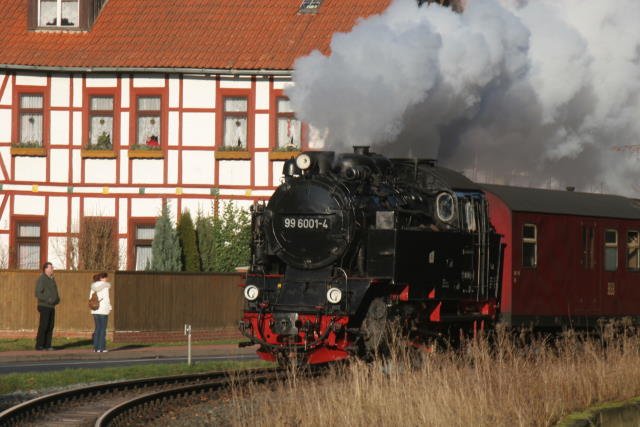  Schade, dass es kein Ton zum Bild gibt.  la� ich heute bei Steffen Eules Bild einer tschechischen T 678. Hier kann ich das auch sagen. Kurz angesteuert, mit Volldampf und laufendem Leutwerk stampfte 99 6001 am 2. Weihnachtstag durch Alexisbad. Da drehten sich auf den belebten Gewegen alle Leute um. 
