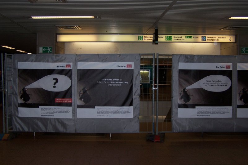 Schade, da sich die DB die Mhe macht mit diesen Plakaten, wenn 50% der DABse - h, Fahrgste diese und die Info-Broschren nicht beachten. Hier sind einige Plakate von Max Maulwurf mit Hinweisen zur Sperrung des Stammstreckentunnels der S-Bahn Rhein-Main in Frankfurt zu sehen.