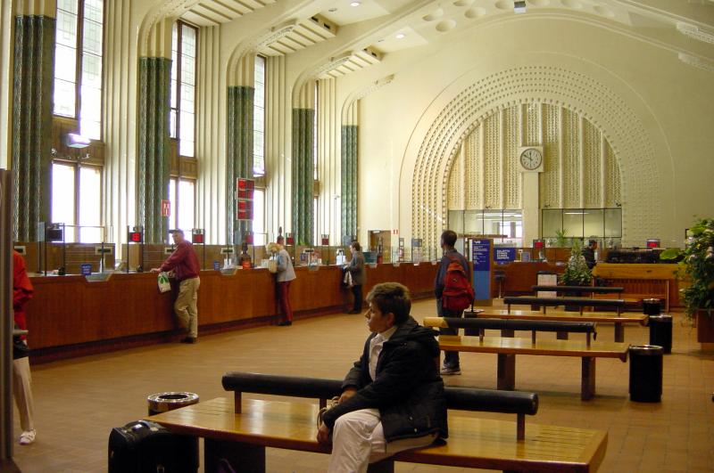 Schalterhalle des Bahnhofs Helsinki, September 2003