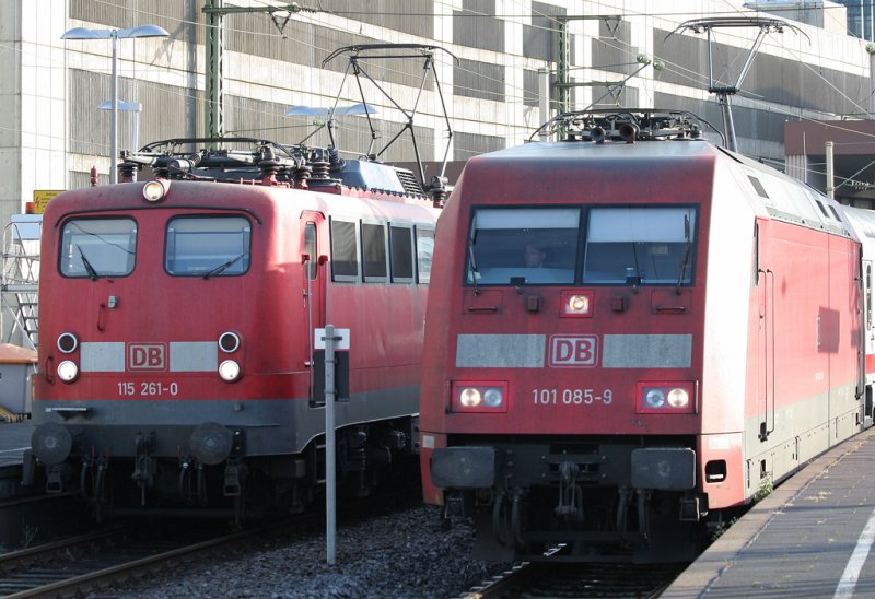 Schaltwerk gegen Drehstrom, 115 261-0 gegen 101 085-9, aufgenommen am 04.09.2009 in Dsseldorf HBF