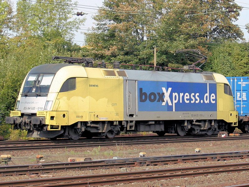  Schau, da kommt die Siemens XBox...  - ES64 U2 018 fhrt mit einem  Gterzug in den Bahnhof Bebra ein. Die beiden hinteren Gleise (mit der Lok) fhren in den Gterbahnhof, die vorderen in den Personenbahnhof. 