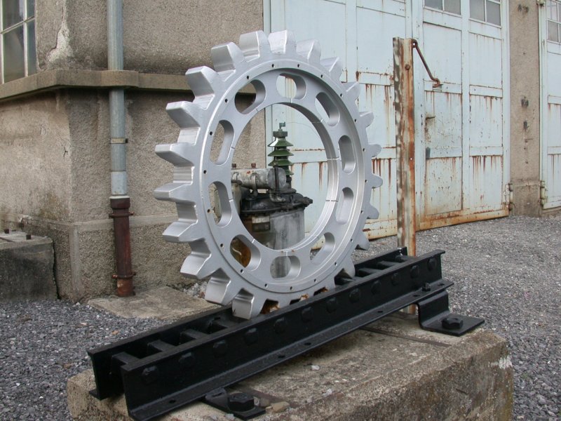 Schaustck eines Zahnrades mit Riggenbachscher Zahnstange vor dem alten Depot in Heiden. (18.10.2006)