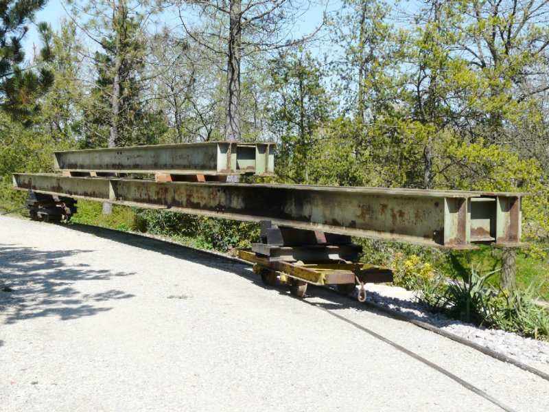 SchBB - 2 Beladene Rollwagen im Betriebsareal bei der SchBB = Schinznacher Baumschulbahn am 27.04.2008 .... Bahnjubilum 30 Jahre ....