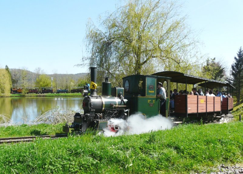 SchBB - Dampflok Emma mit Zug unterwegs und Dampflok Molly mit Zug im Hintergrund bei Bahnjubilum  30 Jahre SchBB = Schinznacher Baumschulbahn am 27.04.2008