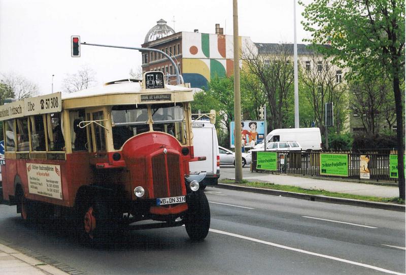 Scheinbar ein Franzose, das Jahr ca. 1925? in Leipzig zu Stadtrundfahrten unterwegs, in Fahrt nhe Zoo