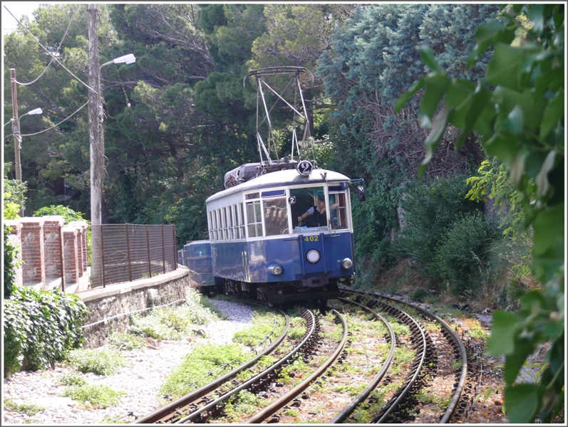 Scheinbar mhelos erklimmt der Wagen 402 die 250 o/oo Neigung unterhalb Vetta Scorcola, wo wieder die Flachstrecke nach Villa Opicina erreicht wird. Der mit dem Seil verbundene Hilfswagen stsst dabei den Tramwagen in die Hhe. (07.06.2009)
