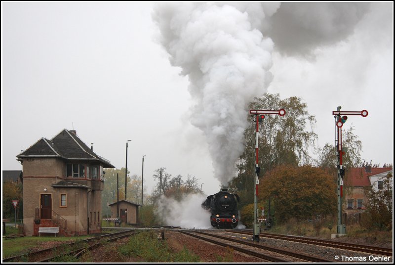 Scheineinfahrt von 44 1486 am 27.10.07 in Deutschenbora. Ein Fest fr Auge und Ohr. Die an einer Hand abzuzhlenden Ignoranten, welche allen anderen Fotofans wieder im Bild stehen mussten, habe ich selbstverstndlich wegretuschiert!
