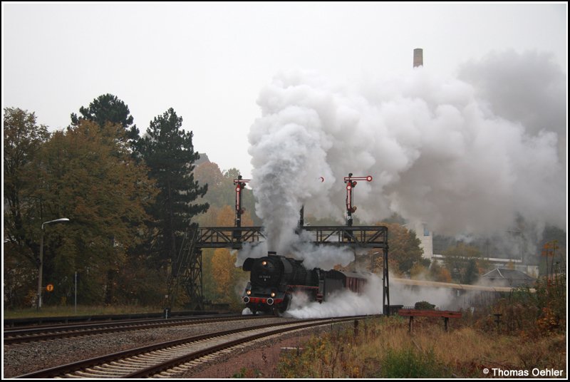 Scheineinfahrt von 44 1486 am 27.10.07 unter der Signalbrcke in Rowein. Bei dieser Sonderfahrt hat man sich wirklich Mhe gegeben, den zahlreichen Foto- und Videofans trotz des miesen Wetters etwas zu bieten.