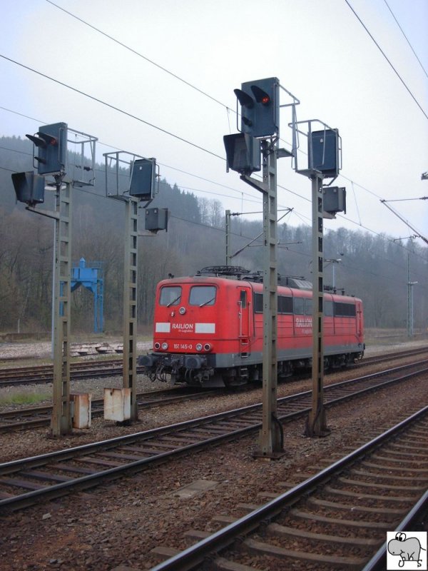 Schiebelok 151 145-0 (Frankenwaldrampe) wartet in Probstzella hinter den Signalen auf den nchsten Einsatz. Die Aufnahme entstand am 20. April 2008