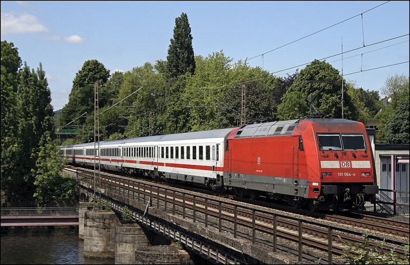 Schiebelok des IC 2049 war am 23.05.2009 die, relativ saubere, 101 064 (9180 6101 064-4 D-DB). Aufgenommen bei der �berquerung des Harkortsee&acute;s.